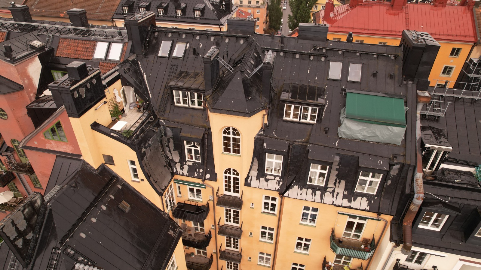 Före renovering och målning av plåttak